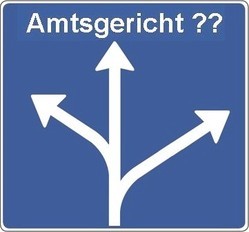 Blaues Schild mit weißen Richtungspfeilen, die in drei verschiedene Richtungen weisen. Überschrieben mit "Amtsgericht??"