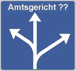 Blaues Schild mit weißen Richtungspfeilen, die in drei verschiedene Richtungen weisen. Überschrieben mit "Amtsgericht??" Blaues Schild mit weißen Richtungspfeilen, die in drei verschiedene Richtungen weisen. Überschrieben mit "Amtsgericht??"